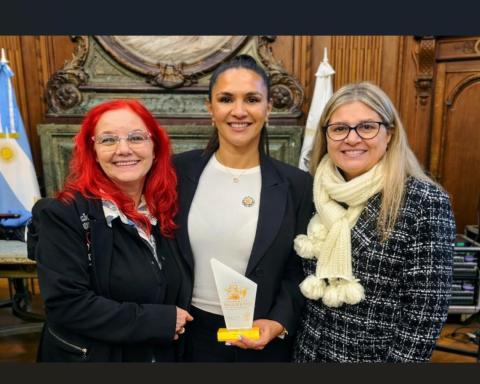 Mónica Navarro fue distinguida con el Premio Internacional Mujer Faro por su liderazgo en la industria marítima.