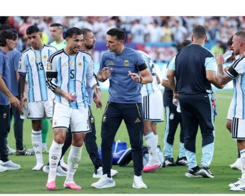 "El fútbol no es dos más dos igual a cuatro", dice Scaloni tras la clasificación de Argentina para enfrentar a Inglaterra en semifinales.