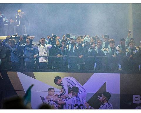 La Scaloneta volvió a casa: así fue el recibimiento a los subcampeones del mundo en Ezeiza.