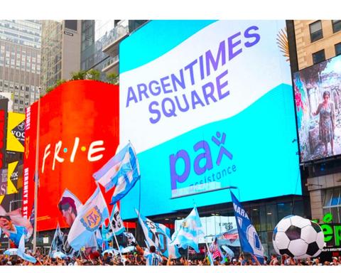 PAX Assistance llevó la pasión argentina a Times Square con una acción que se volvió viral durante la final del Mundial.