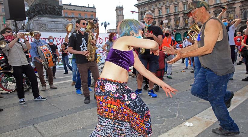 Al ritmo de Bella Ciao, trabajadores del mundo del espectáculo protestan en las calles de Milán. Foto: Pablo Munini @pablomunini 