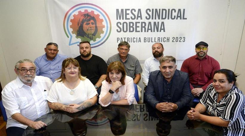 Foto: De izquierda a derecha: Daniel Barberis,  Patricia Carrizo, Patricia Bullrich,  Marcelo Ayimen, Gisela monzon, Atrás: Sergio Antiveros, Rodrigo Gerez, Fernan Aras, Maxi Grillo y Luciano Gimeno