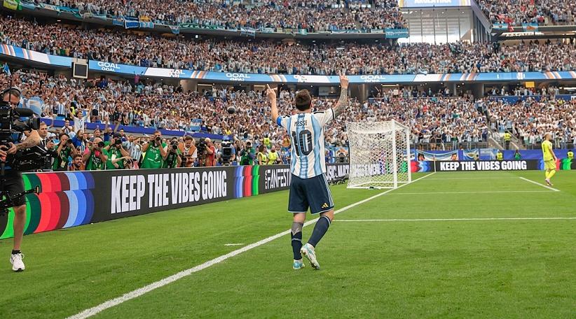 Messi brilló con un doblete y un récord histórico.