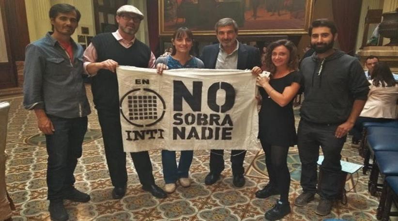 Con el mismo se buscará decretar la emergencia en organismos de ciencia, técnica y de producción de la defensa, alcanza al personal estable y al contratado. y supone la reincorporación de quienes fueron despedidos. 