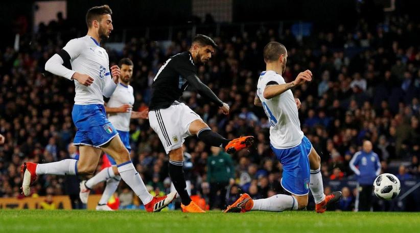 Un buen gol de Banega y un notable contragolpe definido por Lanzini, le dieron la victoria a Argentina 2 a 0 sobre Italia en Manchester.