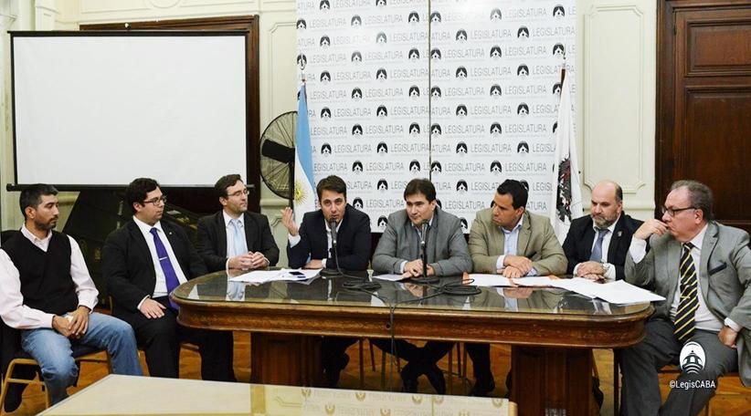 Los diputados Álvarez Palma y Reyes, flanqueados por los expertos en delitos informáticos