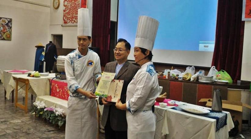 El director general de la Oficina Comercial y Cultural de Taipei, embajador Antonio Hsieh Chun-Teh, junto a los cocineros llegados de Taiwán 