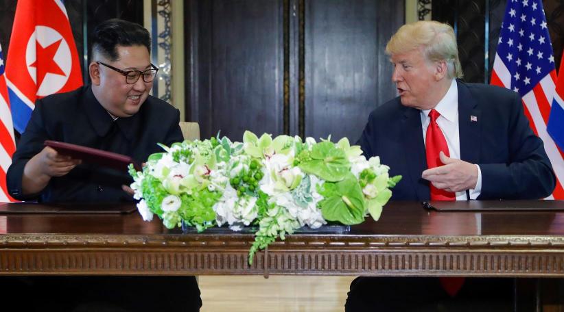Los Estados Unidos y la RPDC se comprometen a establecer nuevas relaciones entre EE. UU. Y RPDC de acuerdo con el deseo de paz y prosperidad de los pueblos de los dos países.