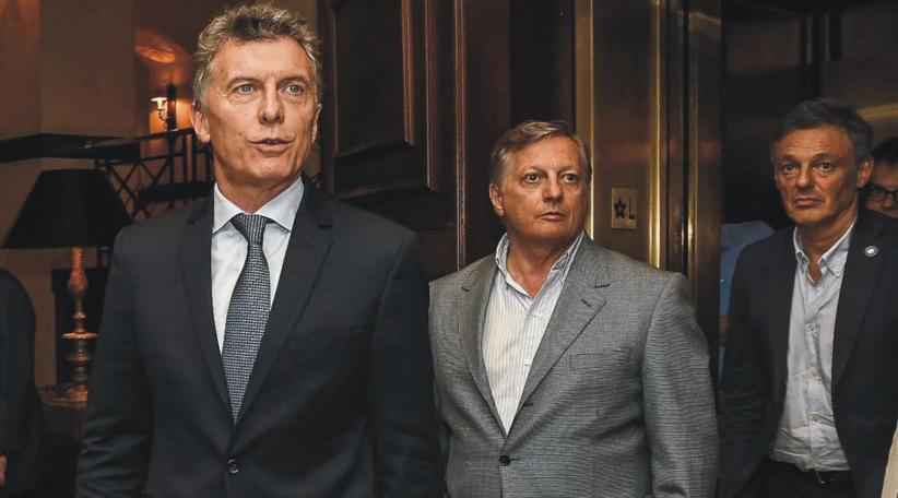 El gobierno informó este sábado que dispuso cambios en el Gabinete con los desplazamientos de los ministros de Producción y Energía, Francisco Cabrera y Juan José Aranguren