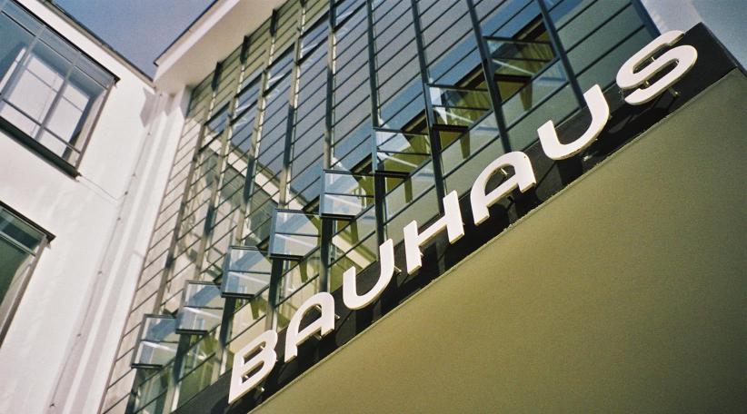 "El mundo entero es una Bauhaus" se propone abordar de la forma más amplia posible, todos estos aspectos y tematizar los encuentros transculturales de la escuela.