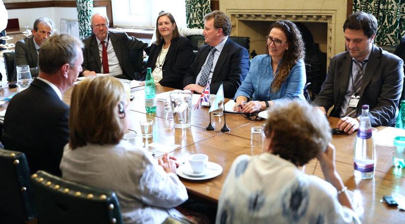  Michetti se reunió con el All-Party Parliamentary Group en el Parlamento británico, y con autoridades de Channel 4, un canal con fuertes políticas de inclusión.