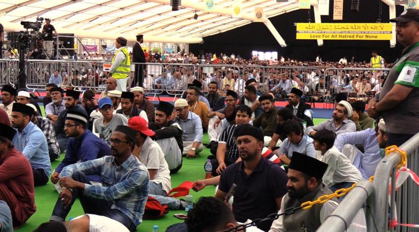 Los presentes escuchan el discurso del Califa Mirza Masrur Ahmad en el Jalsa Salana UK 2018