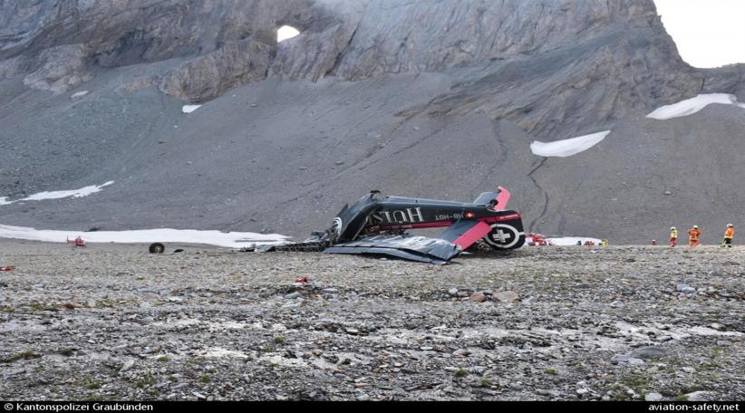 Al menos 20 personas murieron luego que el avión se estrellara en la zona montañosa.