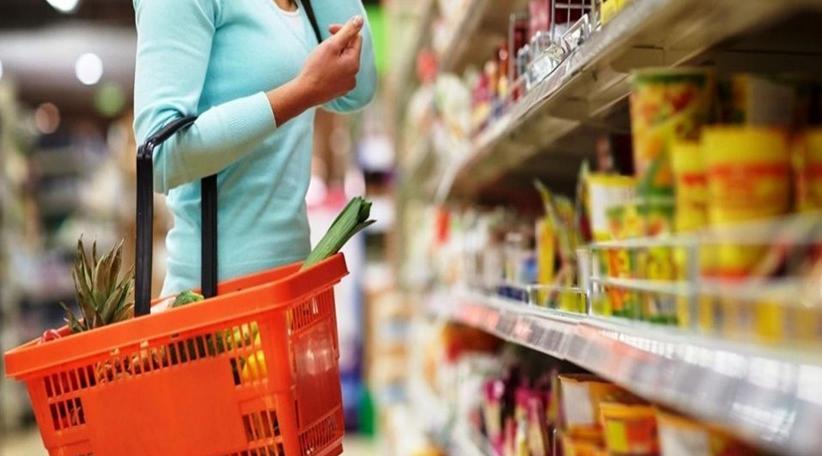 Mientras se espera en las próximas horas el anuncio oficial sobre un nuevo acuerdo con el Fondo Monetario Internacional, los sectores de bienes y servicios piden medidas que pongan freno a la caída en el gasto de los consumidores.