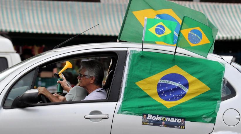 Bolsonaro’s share of valid votes shot up to 42.6 percent from 35.3 percent, putting him tantalizingly close to Brazil’s first initial-round electoral victory since 1998. 