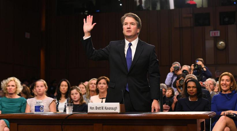 El Senado de EEUU ha ratificado este sábado a Brett Kavanaugh como nuevo juez del Tribunal Supremo por mayoría y con el respaldo de toda la bancada republicana entre gritos de mujeres que protestaban en el pasillo contra la nominación del magistrado