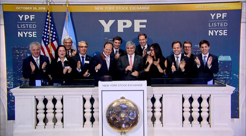 El edificio de la Bolsa de Nueva York en Wall Street se cubrió con el logo de la compañía, en conmemoración por los 25 años de YPF cotizando de manera continua.