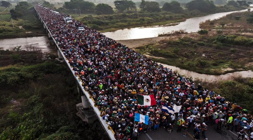The first migrants from a large convoy of people travelling through Mexico towards the United States have arrived in the capital, Mexico City.