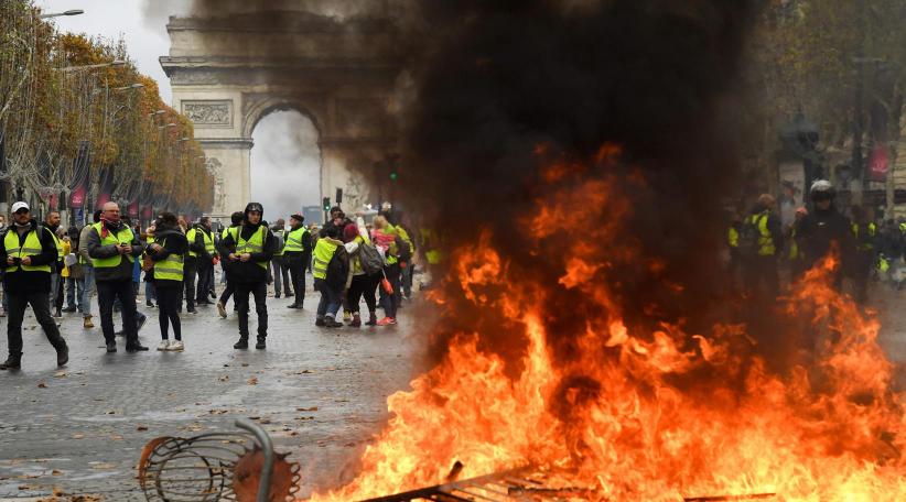 Los “chalecos amarillos” coparon la capital en marchas duramente reprimidas por la policía. Hubo gases lacrimógenos y fuego frente al Arco de Triunfo con 225 arrestados y 92 heridos. 