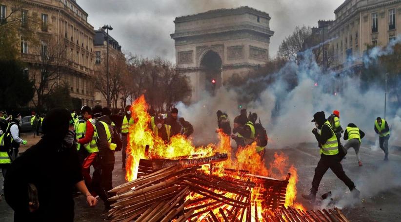 Los “chalecos amarillos” coparon la capital en marchas duramente reprimidas por la policía. Hubo gases lacrimógenos y fuego frente al Arco de Triunfo con 225 arrestados y 92 heridos. 