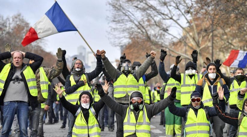 Macron subirá el sueldo mínimo y bajará impuestos para calmar las protestas