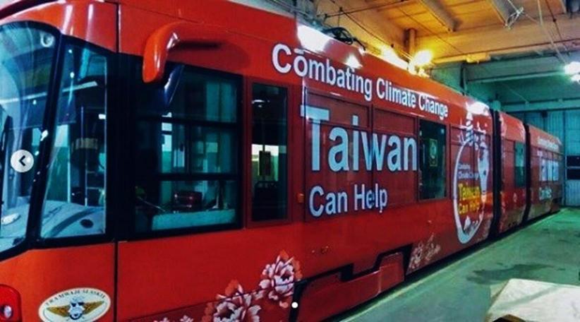 Un tranvía de Katowice con el lema "En la lucha contra el cambio climático: Taiwan puede ayudar"