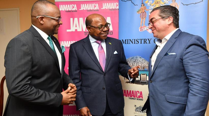 El Ministro de Turismo, Edmund Bartlett y el Director de Turismo Donovan White comparten un momento con el Director de Marketing de la Asociación de Hoteles y Turismo del Caribe (CHTA), Matt Cooper
