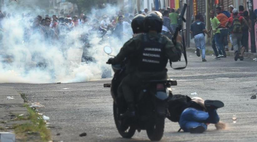 Venezuela: Serios incidentes en la frontera donde militares bloquean el paso de la ayuda humanitaria