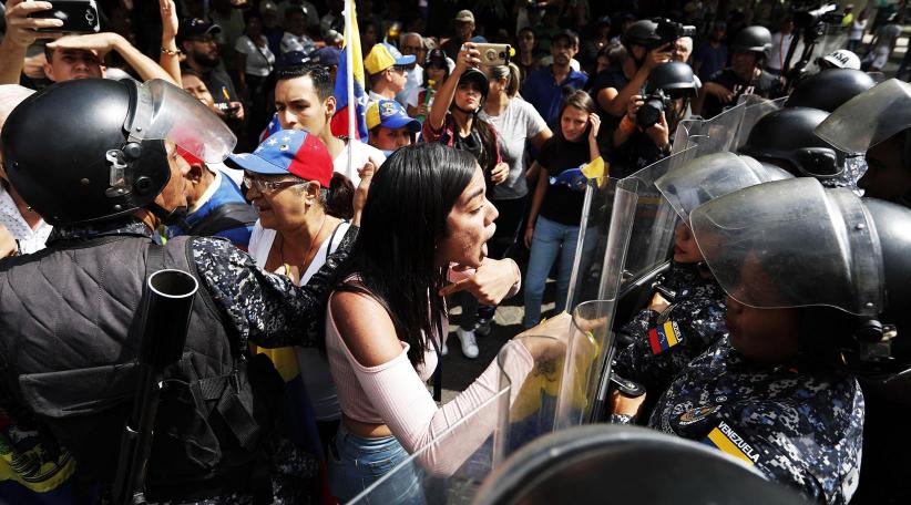 Venezuela: Thousands join rival rallies as power cuts continue