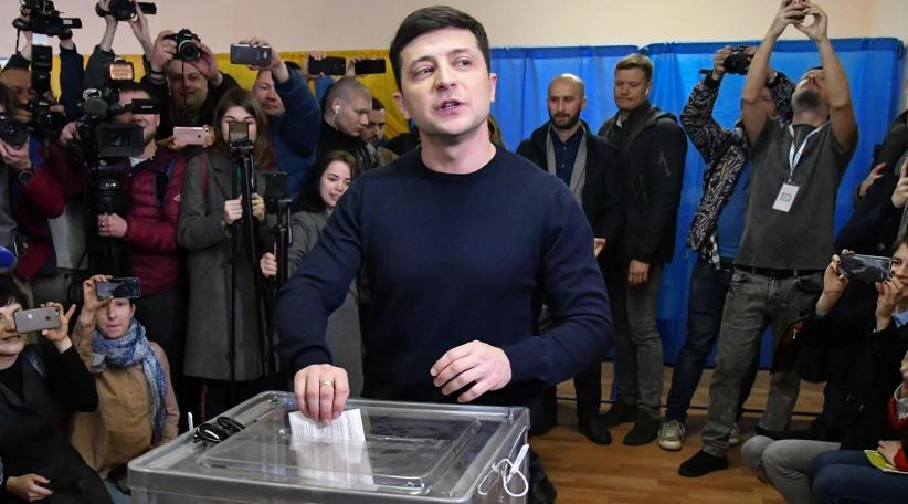 Volodymyr Zelenskiy: TV comic takes lead in Ukraine election first round 