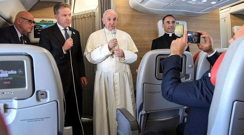Francisco visitaría Argentina después de las elecciones y España "cuando haya paz"