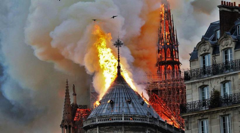 Un incendio destruye la catedral de Notre Dame