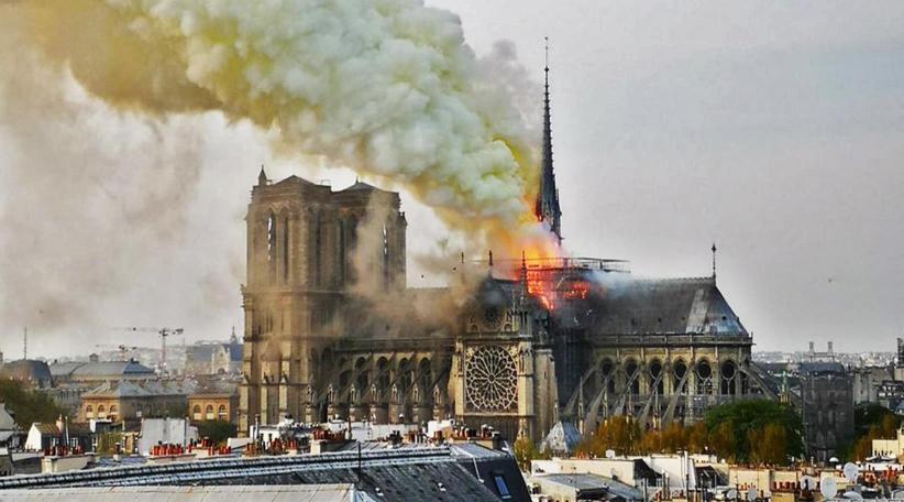 Un incendio destruye la catedral de Notre Dame