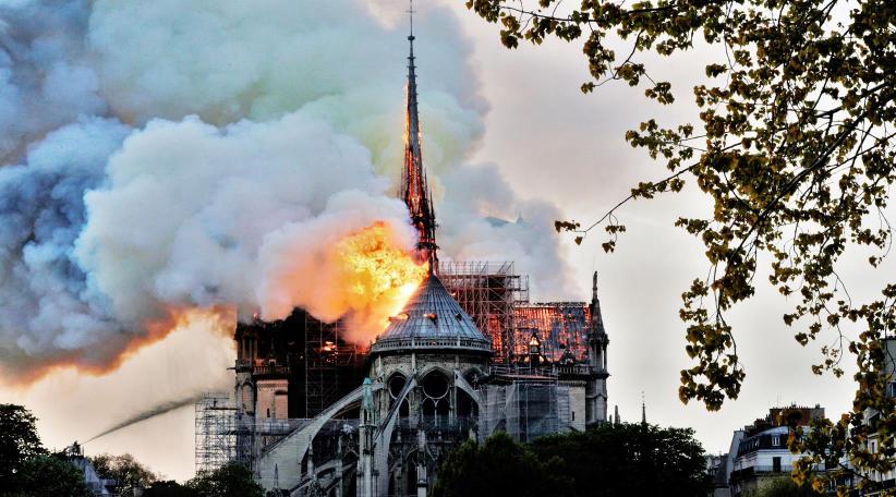Un incendio destruye la catedral de Notre Dame