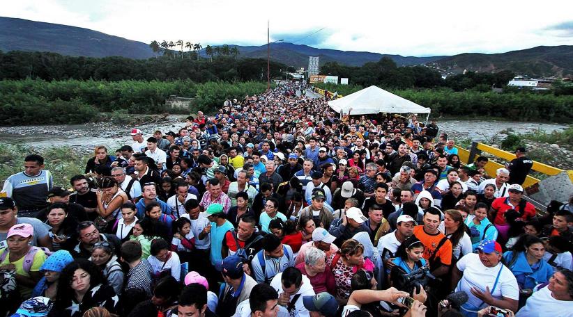 Venezuela crisis: Migrants dash to cross Peru border