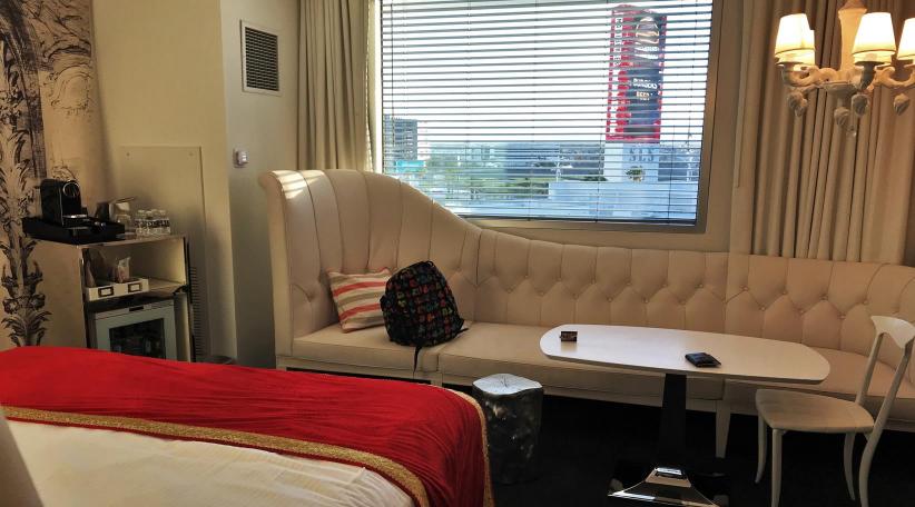 Alex Philby, directora de ventas del Hotel SLS Las Vegas, nos cuenta que “el SLS Las Vegas ofrece una atmósfera boutique. Una opción diferente, una propuesta que te toma 5 minutos llegar a tu habitación.