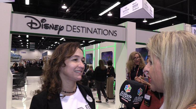  Idalis Mercado, gerenta de Relaciones Públicas de Disney Destinations, frente al stand de Disney en el IPW 2019