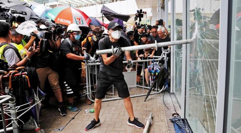 Incidentes en Hong-Kong cuando manifestantes intentan irrumpir en el Parlamento 