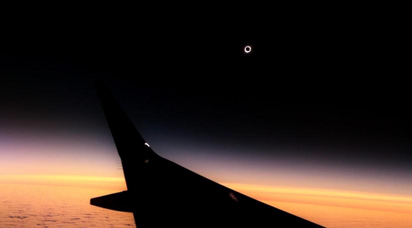 80 pasajeros disfrutaron del eclipse solar en vuelo “ciudadano” SKY 