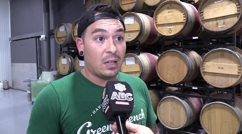 Un recorrido por la "Ruta Cervecera" de St. Pete/Clearwater.  Matt O Connell, Tasting Room Manager de Green Bench Brewing  