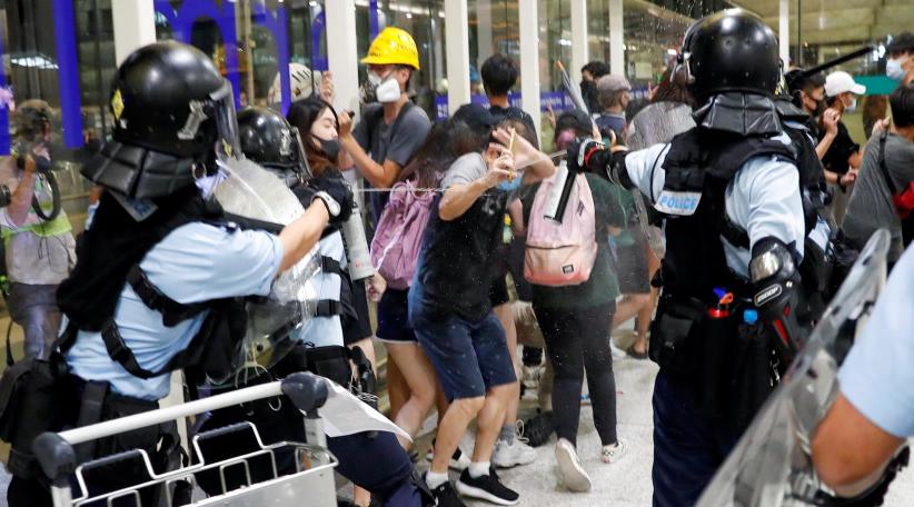 La policía se enfrenta con los manifestantes en el aeropuerto de Hong Kong en otro día de bloqueo