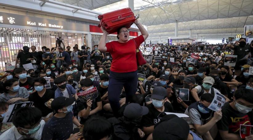 Hong Kong protests disrupt airport for second day