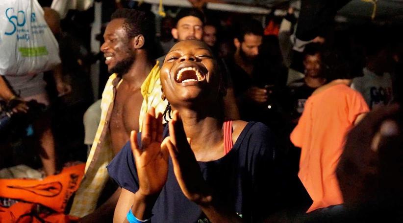 Los 83 migrantes del "Open Arms" desembarcados anoche en el puerto italiano de Lampedusa han pasado su primera noche en un centro de acogida en la isla después de haber pasado revisiones médicas en el mismo muelle.