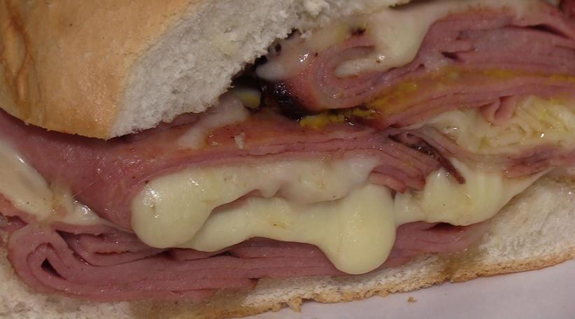 Hocca: El menú de la casa presenta sándwiches de mortadela y pastel de bacalao, mezcla de mariscos, carne y un bar con una amplia gama de bebidas alcohólicas, cerveza fría y caipirinhas exclusivas.