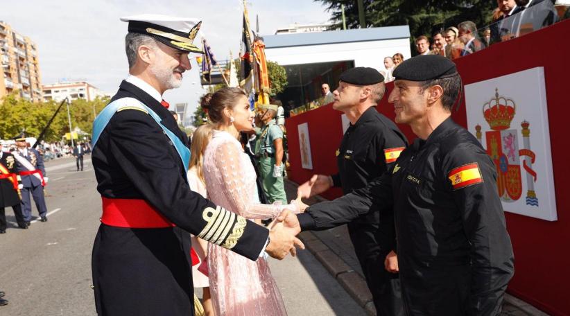 Los reyes presiden el desfile marcado por el accidente de un paracaidista