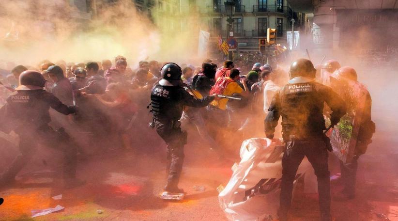España: Las autoridades catalanas niegan "connivencia con los violentos"