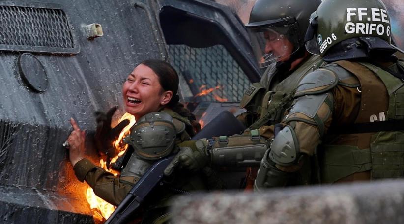 Chilean police officers set on fire by Molotov cocktails -  Impact Video