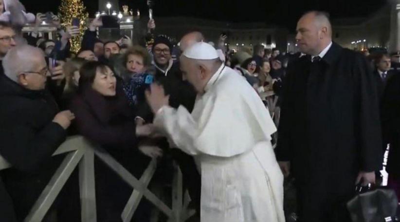 Pope Francis apologises after slapping woman's hand