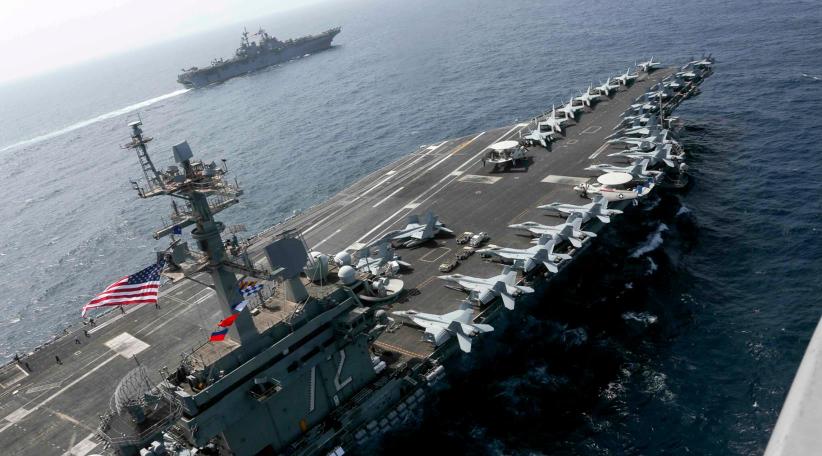 El portaaviones estadounidense Lincoln llegó a las puertas del Golfo Pérsico e Irán prometió una "respuesta aplastante" si se le ordena actuar