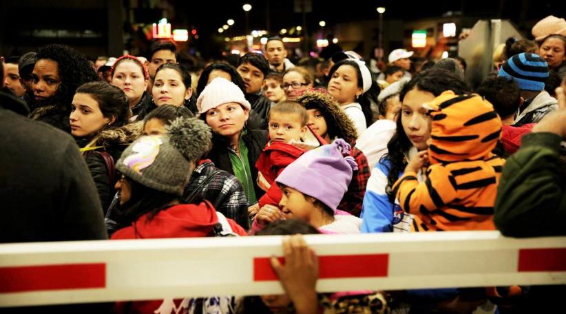 U.S. shuts border bridge to stop migrants rushing across from Mexico